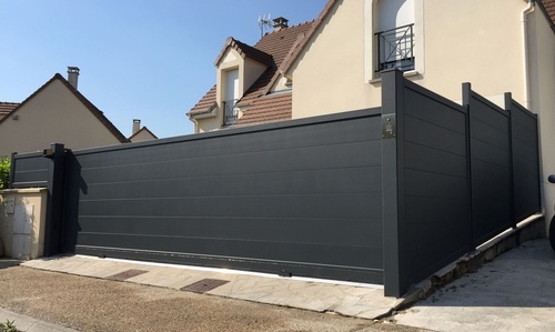 GAMME CONTEMPORAIN PLEINS
Portail alu sobre et classique.
Un large choix de modèles 
avec différents types de lames 
de remplissages