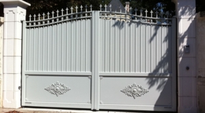 GAMME Tradition Festonnes
Portails classiques style Tradition plein, avec barreaux cannelés et festonnage entre barreaux
Nombreux décors disponibles