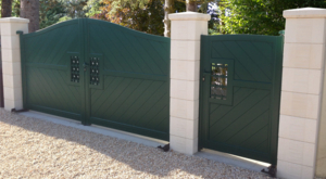 GAMME Confidence
Portails avec inserts ajourés,
3 types de décors au choix
lunes, losanges ou croisillons.