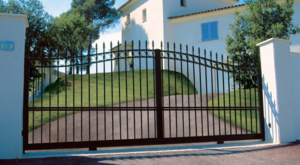 GAMME Tradition Barreaudes
Portail alu style fer forgé, avec barreaux cannelés
grand choix de décors,
large sélection de modèles.